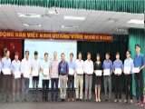 TS.BS.CKII. Phạm Văn Đông - Trưởng Khoa GMHS Bệnh viện Chợ Rẫy trao giấy chứng nhận cho đại biểu tham dự TS.BS.CKII. Phạm Văn Đông - Trưởng Khoa GMHS Bệnh viện Chợ Rẫy trao giấy chứng nhận cho đại biểu tham dự